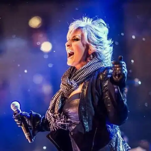 دانلود آهنگ به عشق تو گرفتارم در این دنیا تو رو دارم هنگامه